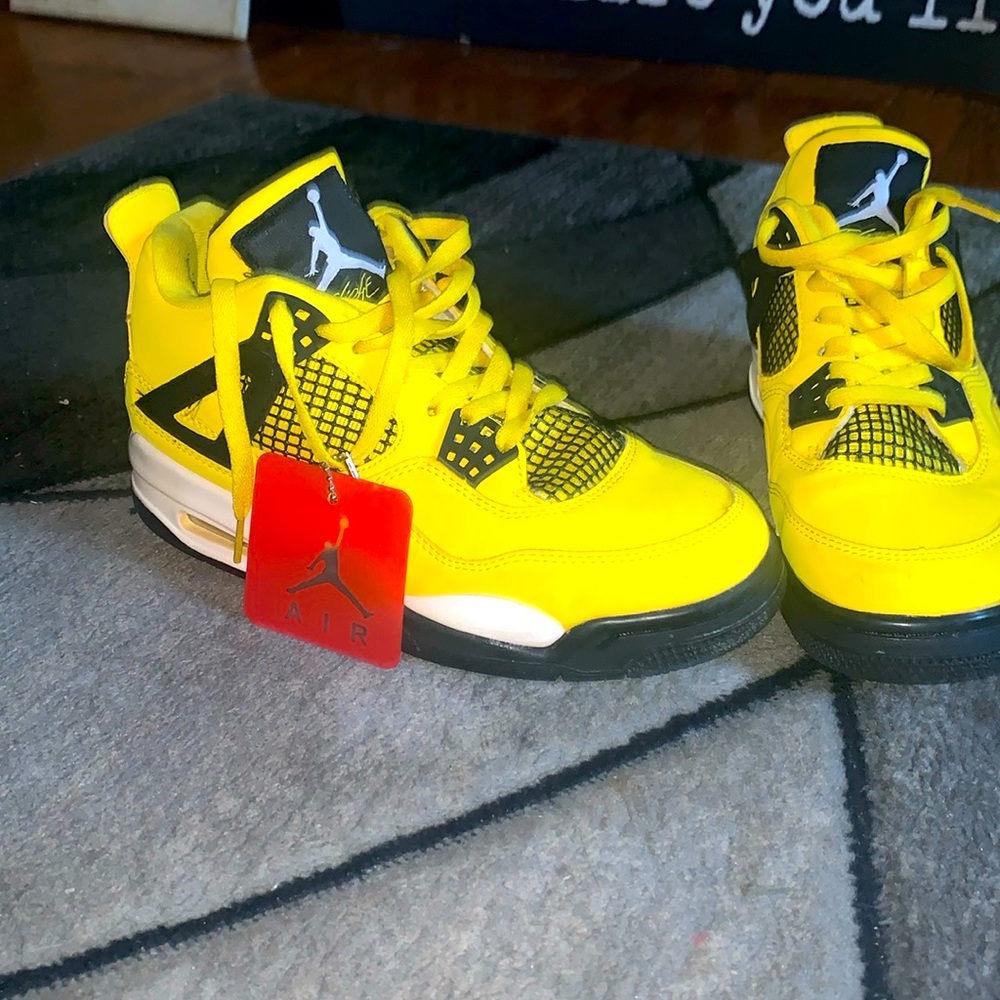 JORDAN 4 Retro ‘Lightning’ 2021
